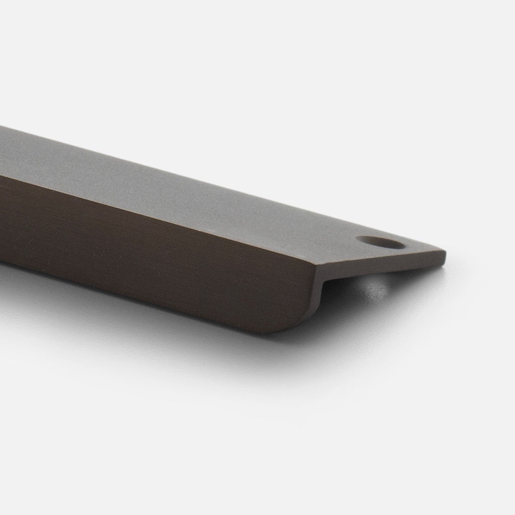Angled close-up of Linn Pull showcasing its rectangular bar and end hole against a white background